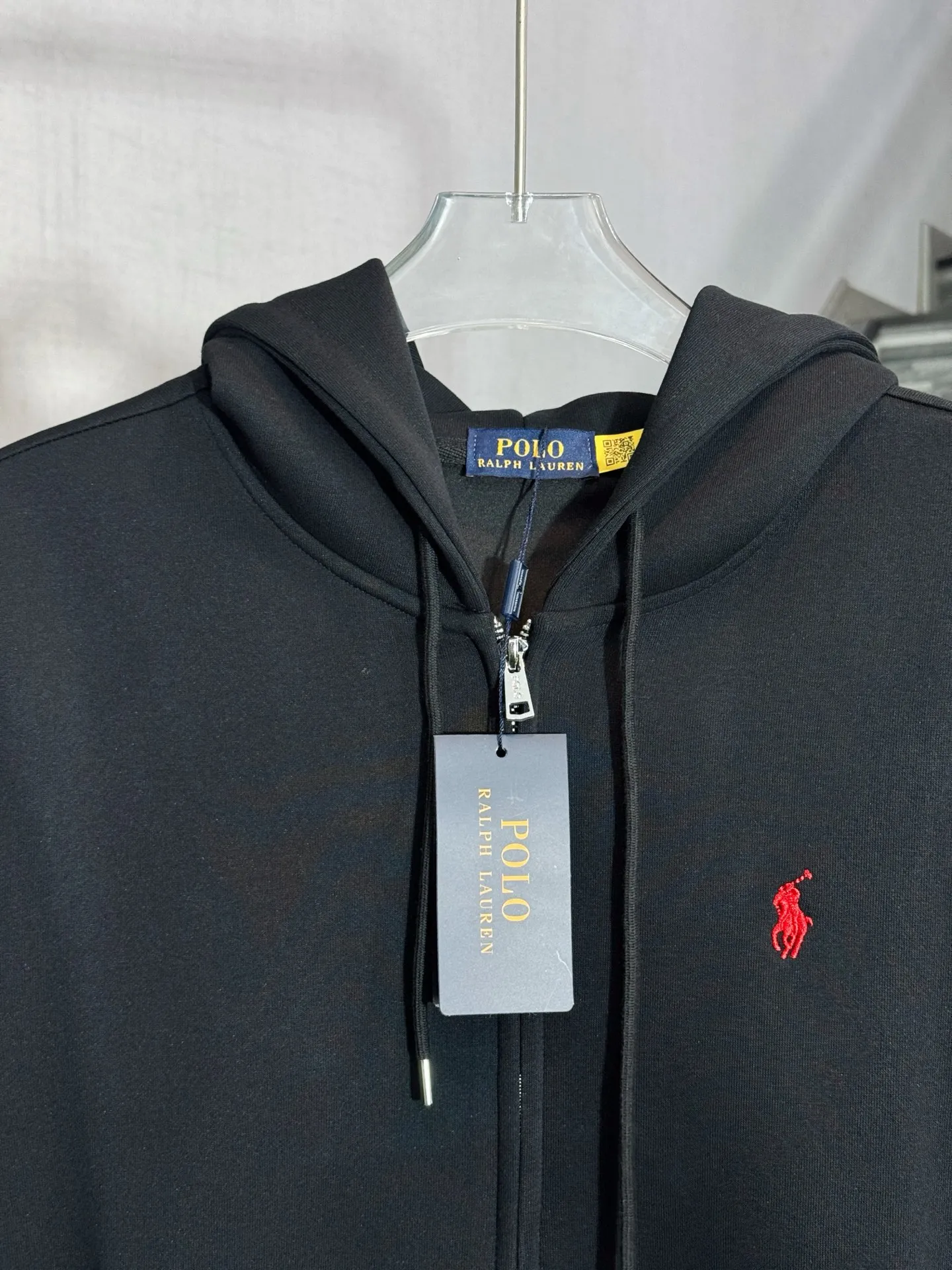 P260 model number: HE397 Ralph Lauren-Ralph Lauren hooded zipper jacket with small logo on the chest The fabric is made of 420g high-weight air customer service fabric. The upper body is comfortable and soft, and has high warmth retention. The chest is sewn with small embroidery of horseback riding and war marks. The embroidery is three-dimensional and full, highlighting the simple atmosphere of the clothes. The threads on the hem of the arms are made of the same material. The elastic thread of the same color as the cylinder, the zipper adopts the customized Polo original small letter hardware zipper, the clothes are designed with a hood, made by a famous factory, with hemming and wrapping strips, the original original label, complete with three labels, os loose version, a popular item of the season, feel free to buy it.  Color: Black/Navy Blue Size: S M L XL